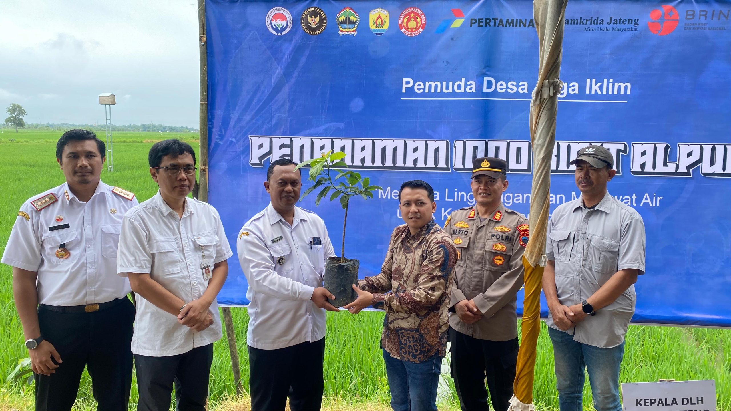 Ketua Umum IPDA (baju batik) bersama forkopimda Grobogan saat tanam 1000 pohon pada Rabu (22/4/2026). (Sumber foto: Kirwan)