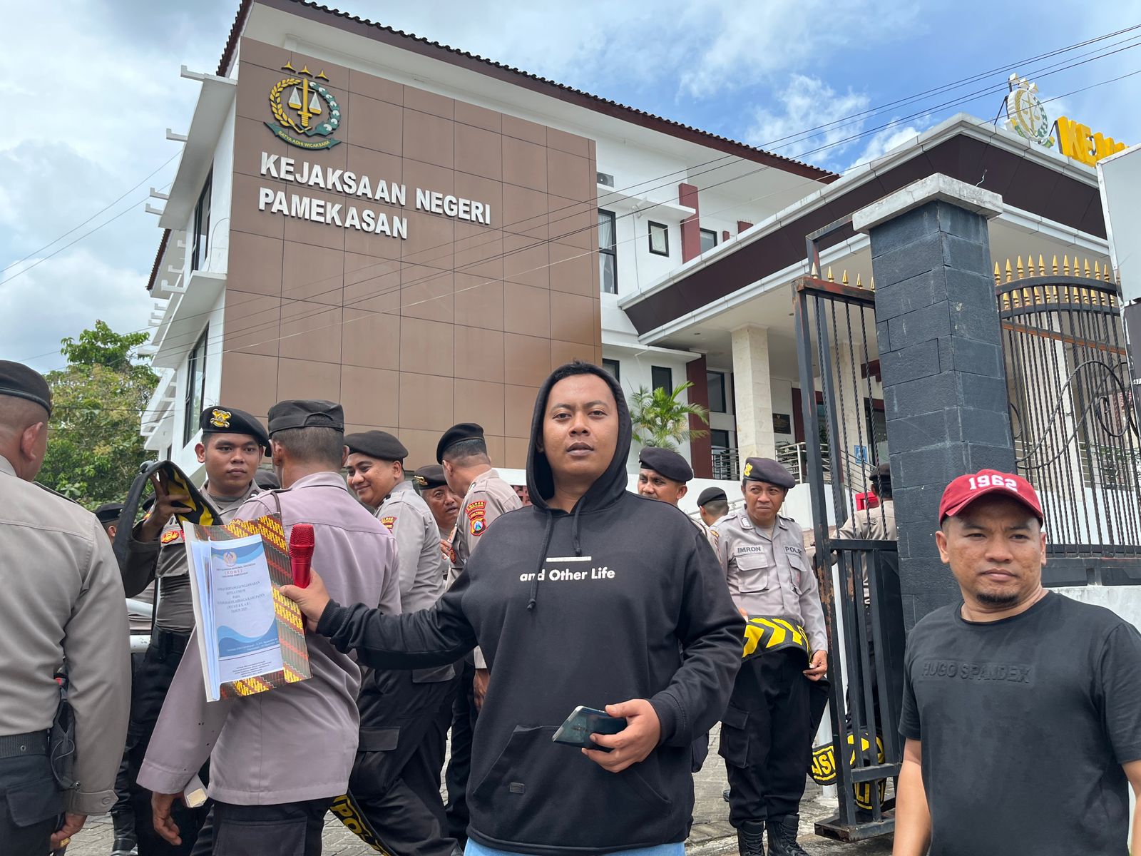 Puluhan aktivis dan masyarakat menggelar aksi unjuk rasa di depan Kantor Kejaksaan Negeri Pamekasan, Senin (27/4/2026), mendesak aparat penegak hukum memperjelas progres penanganan sejumlah perkara dugaan korupsi. (Foto: Ist/Serikat-News)