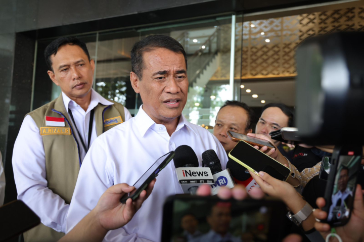 Mentan Amran menjelaskan Cadangan Beras Pemerintah kepada awak media di Kantor Bulog, Jakarta, Senin (13/4/2026). (Foto: Kementan) 