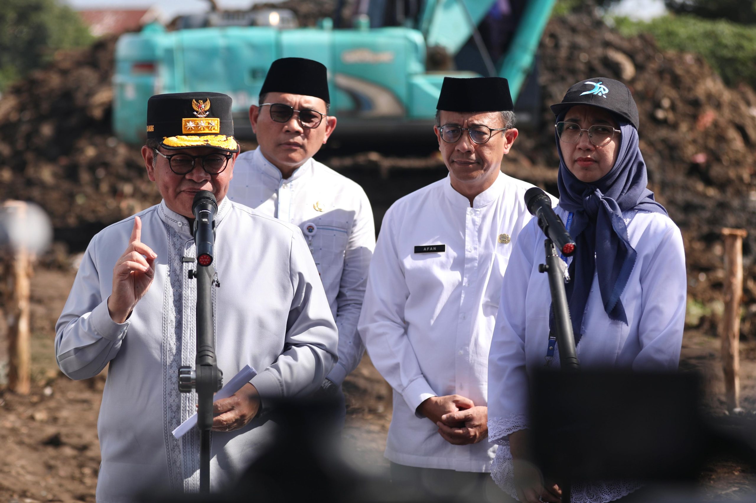 Gubernur DKI Jakarta, Pramono Anung, meninjau pengerukan Kanal Banjir Barat pada segmen Pintu Air Manggarai hingga Jalan Kyai Tapa (Roxy), di kawasan Tanah Abang, Jakarta Pusat, pada Jumat (10/4/2026). (Foto: Istimewa) 