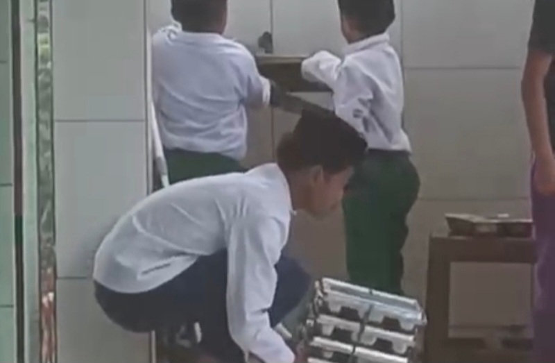 Sejumlah siswa Madrasah Ibtidaiyah (MI) mencuci ompreng MBG di Desa Tambak Ukir, Kecamatan Kotaanyar Viral. (Foto: Istimewa)