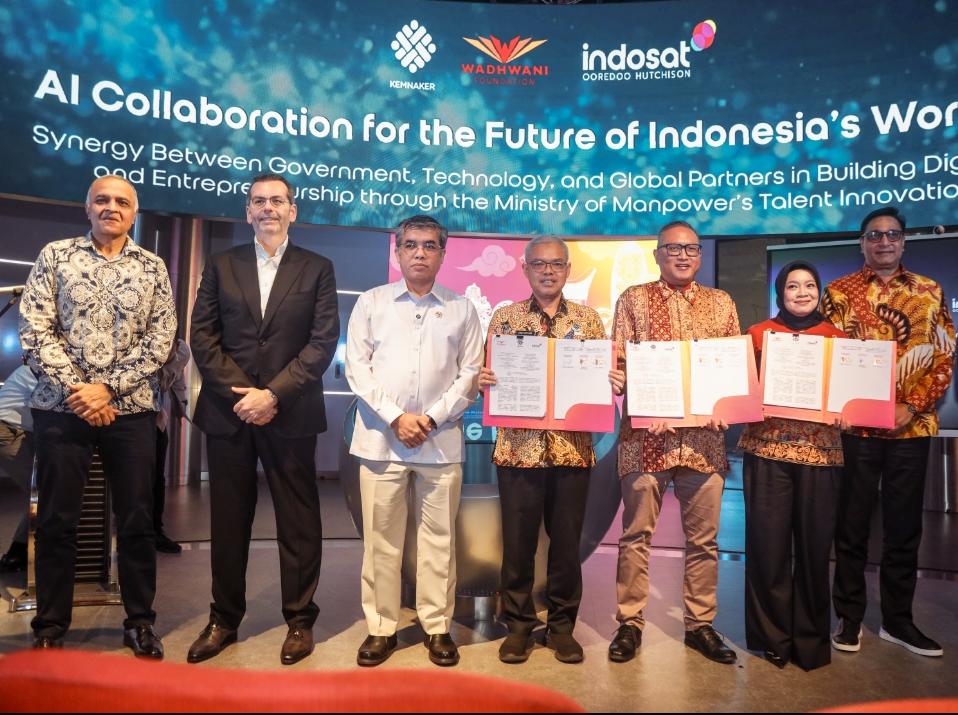 Kemnaker menandatangani Nota Kesepahaman Bersama dengan Wadhwani Foundation dan PT Indosat Tbk untuk memperkuat ekosistem ketenagakerjaan nasional. (Foto: Istimewa) 