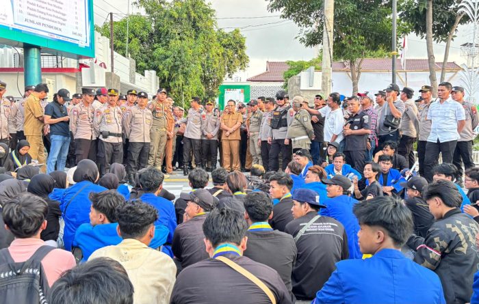Ratusan aktivis mahasiswa yang tergabung dalam PMII dan BEM Probolinggo Raya menggelar aksi demonstrasi. (Foto: Serikat-News)