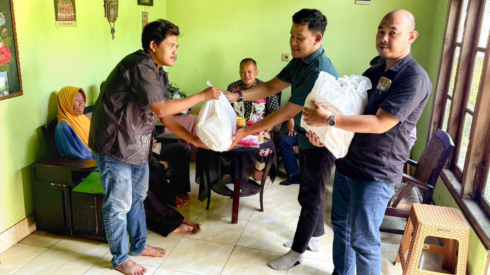 Manajemen PT Taru Martani menyerahkan bantuan sembako kepada Yatinah dan keluarganya. (Foto: Istimewa) 