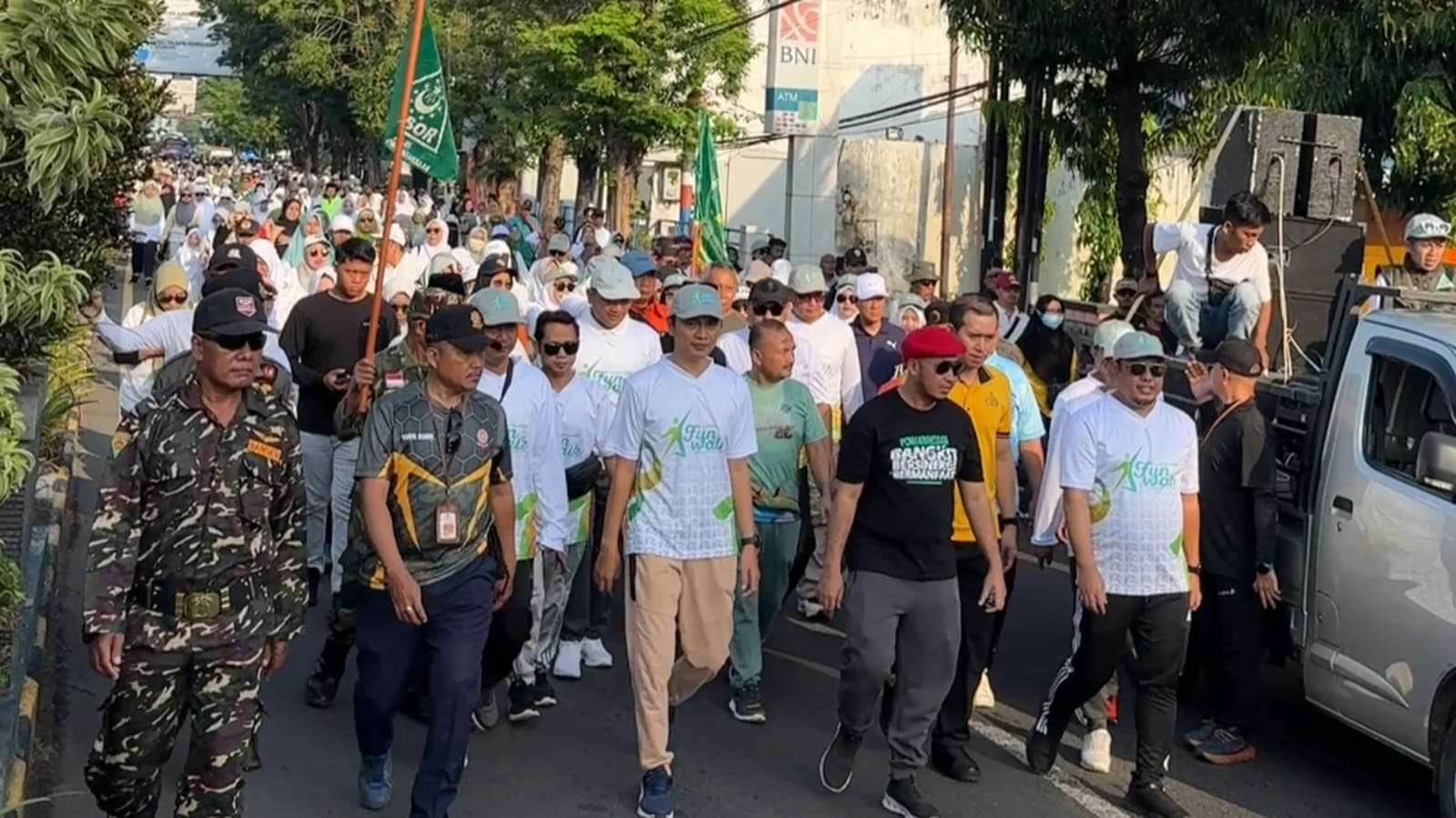 Ribuan kader GP Ansor dan Fatayat NU bersama masyarakat mengikuti fun walk memperingati Harlah GP Ansor ke-92 dan Harlah Fatayat NU ke-76 di Kraksaan. (Foto: Serikat-News)
