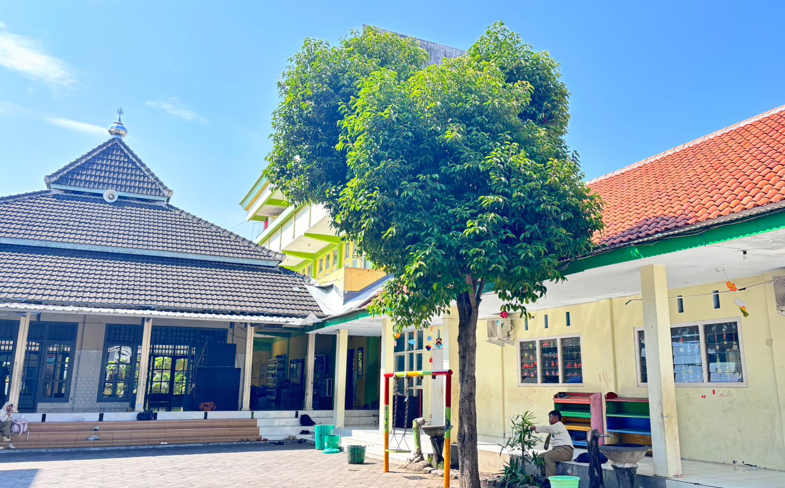 Halaman SD Muhammadiyah Kreatif (Mutif) Kraksaan, Kabupaten Probolinggo. (Foto: Serikat-News)