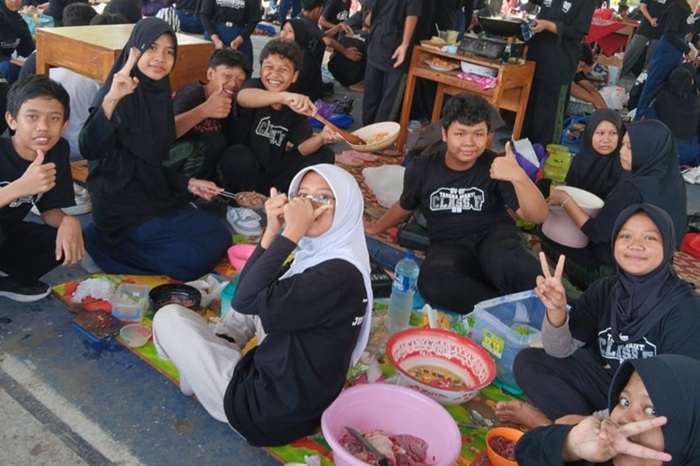 SMP Negeri 2 Kalasan mengajarkan murid peduli sesama lewat memasak dan berbagi daging kurban. (Foto: Istimewa) 