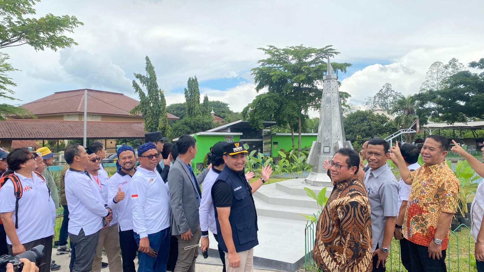 SMSI memberikan apresiasi tinggi kepada Walikota dan Wakil Walikota Cilegon melalui Dinas Perumahan dan Kawasan Permukiman (Disperkim) atas langkah cepat dan kepedulian jajaran pemerintah daerah yang melakukan peremajaan tanaman di sekitar Monumen SMSI. (Foto: Istimewa)