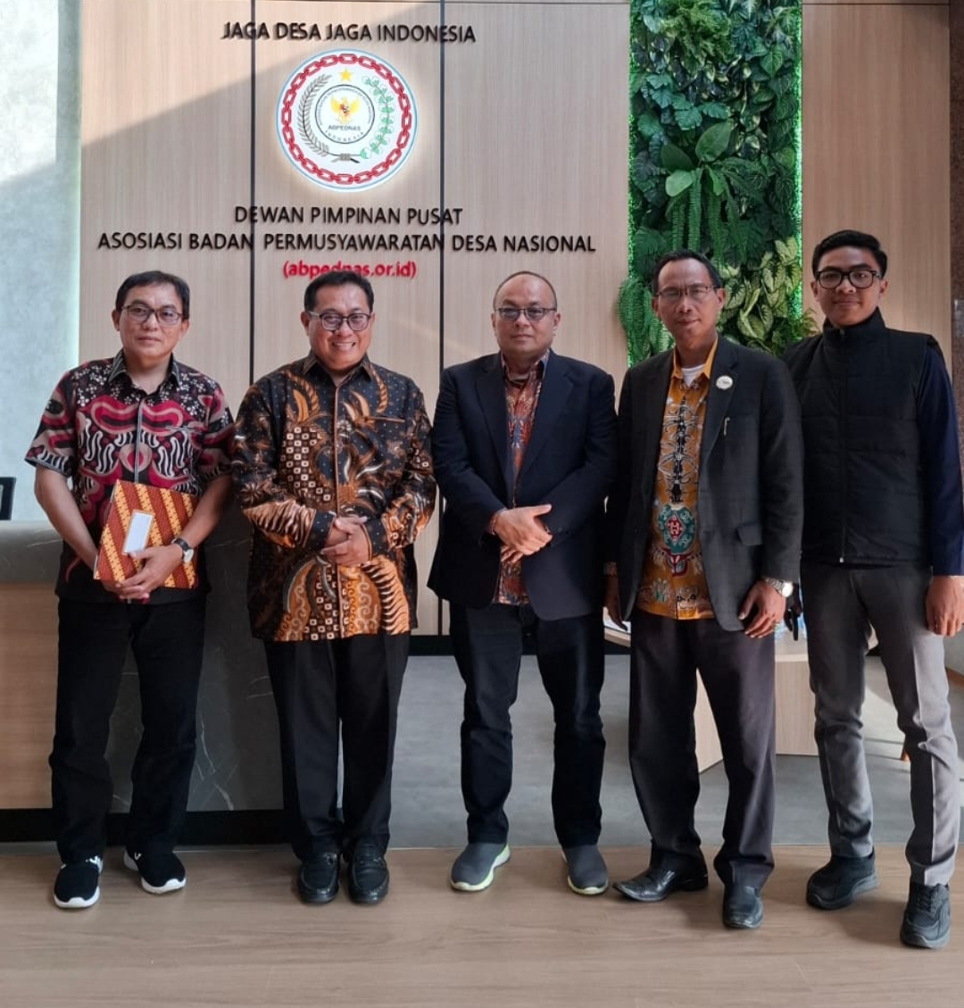 Pengurus Pusat SMSI dan ABPEDNAS membahas penguatan sinergi nasional dalam mendukung tata kelola pemerintahan desa yang transparan, akuntabel, dan berpihak kepada masyarakat. (Foto: SMSI) 