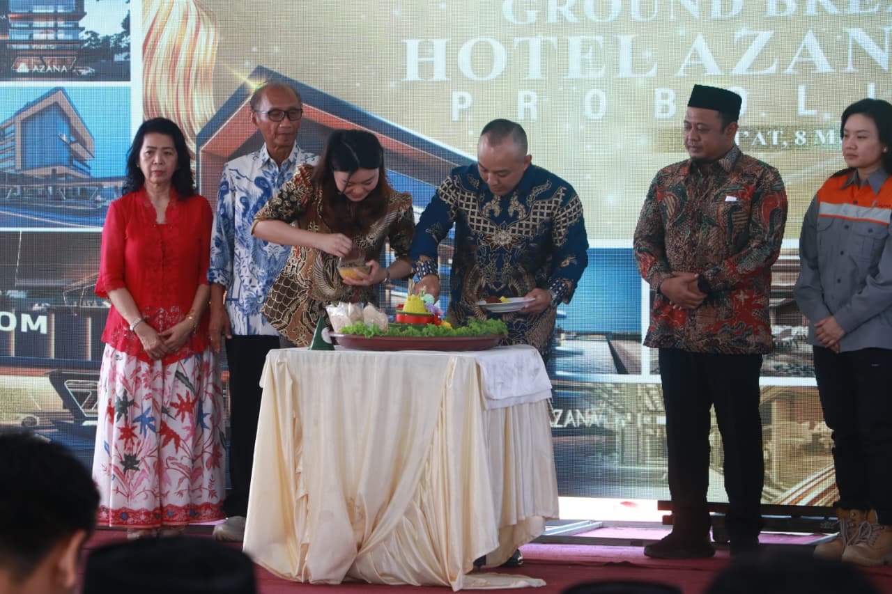 Pemotongan tumpeng dan penekanan tombol sirine sebagai simbol dimulainya pembangunan hotel yang akan berdiri di pusat pemerintahan Kabupaten Probolinggo. (Foto: Istimewa) 