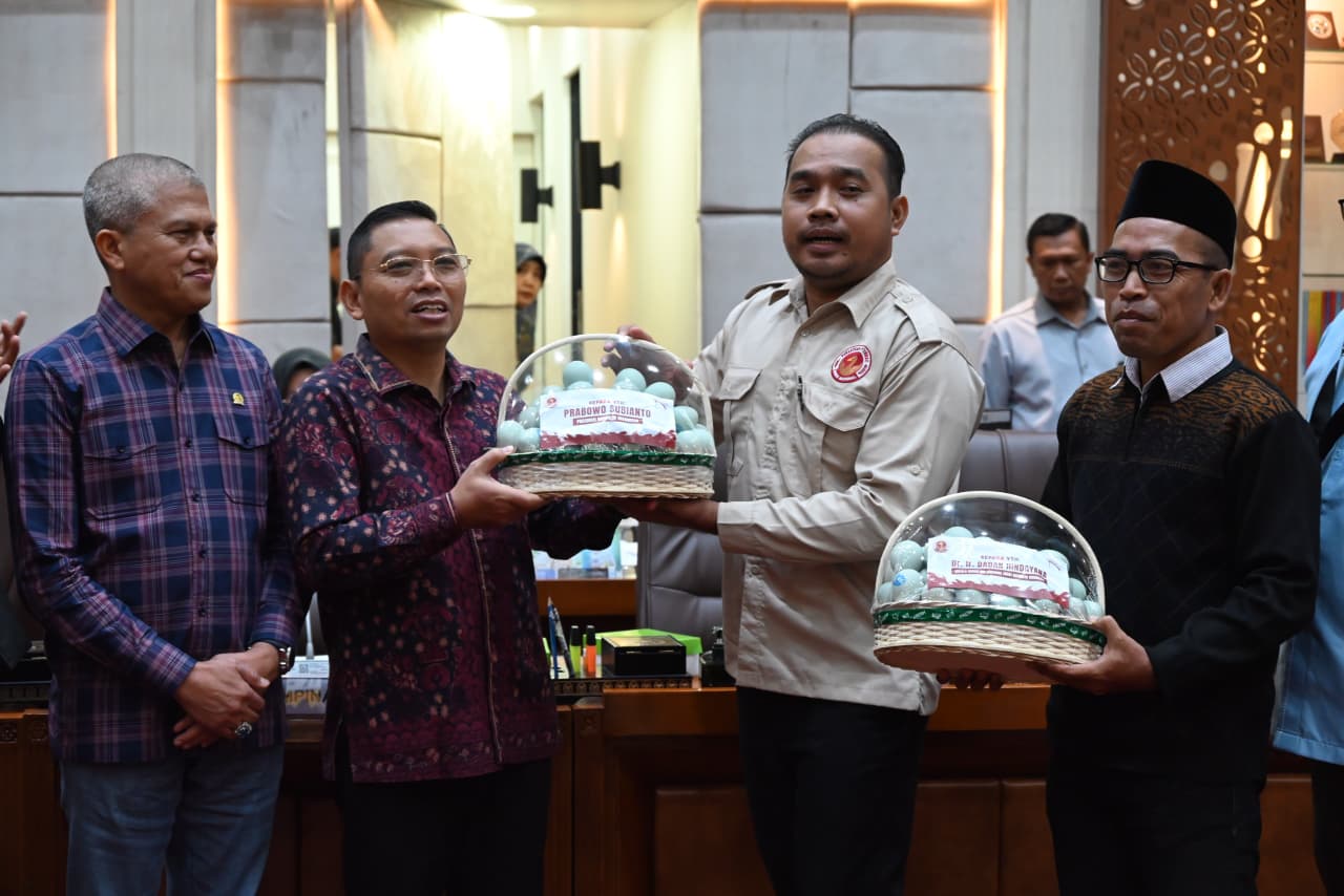 DPP Persatuan Peternak Bebek Nasional saat titipkan telur untuk Prabowo dan BGN ke Komisi IX DPR RI di Jakarta. (Foto: Istimewa)