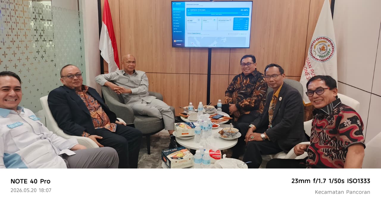 Ketua Umum Serikat Media Siber Indonesia Firdaus bersama Jaksa Agung Muda Intelijen (JAM Intel) Reda Manthovani membahas penguatan kerja sama strategis dalam pertemuan di Kantor DPP ABPEDNAS, Jalan Gudang Peluru Raya No. 29, Jakarta Selatan, Rabu sore (20/5/2026). (Foto: SMSI)