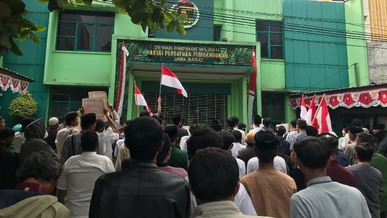 Ilustrasi - Massa Forum Santri Jabar Bersatu Bela Kiai unjuk rasa di depan kantor DPW PPP Jabar, Jalan Pelajar Pejuang, Kota Bandung beberapa waktu lalu. (Sumber foto: Istimewa).
