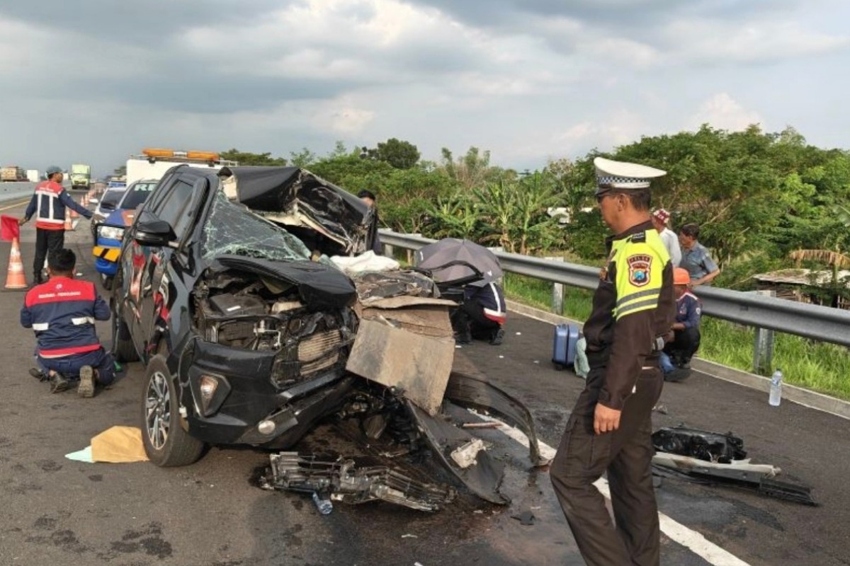 Mobil rombongan anggota DPR RI Muhammad Hilman Mufidi alami kecelakaan di tol Pasuruan-Probolinggo. (Foto: Istimewa)