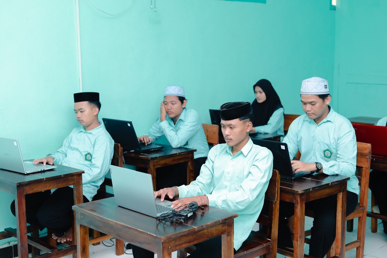 Siswa SMK Raudlatul Mutaalimien Kota Probolinggo saat belajar Desain di kelas. (Foto: Istimewa)
