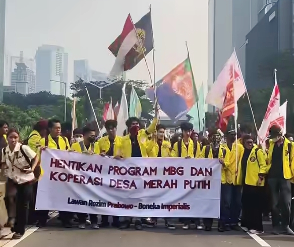 BEM UI menggelar aksi demonstrasi pada Jumat (12/6/2026) dengan membawa lima tuntutan utama, termasuk desakan penurunan harga kebutuhan pokok dan BBM. (Foto: Istimewa) 