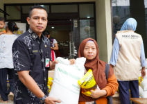 Warga Utan Panjang Terima Bantuan Beras dan Minyak Goreng