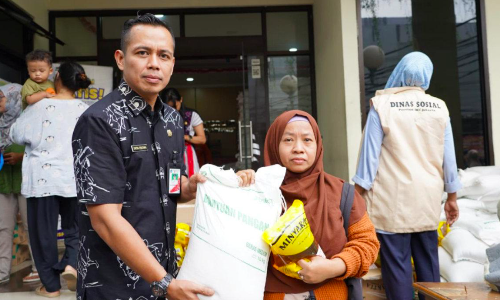 Sebanyak 3.738 warga Kelurahan Utan Panjang, Johar Baru, Jakarta Pusat, menerima bantuan beras dan minyak goreng dari Kementerian Sosial RI. (Foto: Berita Jakarta)