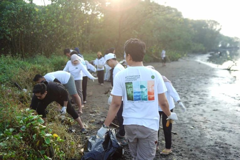 Alumni dan mahasiswa UGM menggelar aksi konservasi dan restorasi ekosistem pesisir di kawasan Bantul, Daerah Istimewa Yogyakarta, pada 4–5 Juni 2026. (Foto: Istimewa)