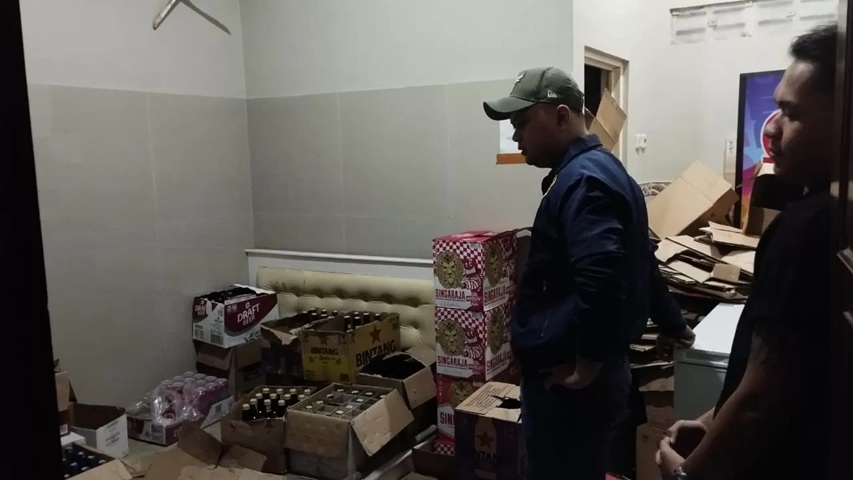 Polres Bantul mengamankan ratusan botol minuman beralkohol dari sejumlah gerai bernama Outlet 23. (Foto: Dok. Polres Bantul)