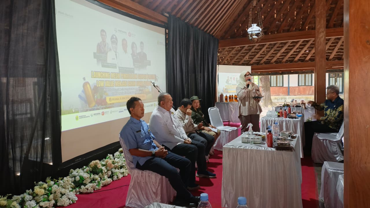 Pembukaan kegiatan Launching Inovasi Manajemen Sampah Terpadu dan Pengolahan Sampah Plastik Menjadi Bahan Bakar Petasol yang diselenggarakan di Imogiri, Kabupaten Bantul, Daerah Istimewa Yogyakarta, Selasa (9/6/2026). (Foto: Kirwan-serikatnews.com)