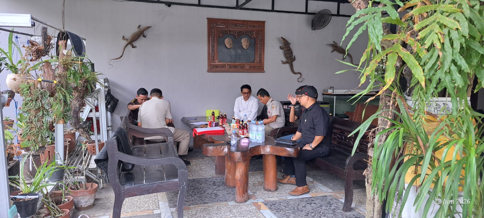 Sigit didampingi anggota tim hukum lainnya, Robyy Adrian, S.H., M.H., dan Sukiratnasari, S.H., M.H., memberikan keterangan mengenai perkembangan perkara dugaan praktik mafia tanah di Kabupaten Bantul, Daerah Istimewa Yogyakarta. (Foto: Istimewa)