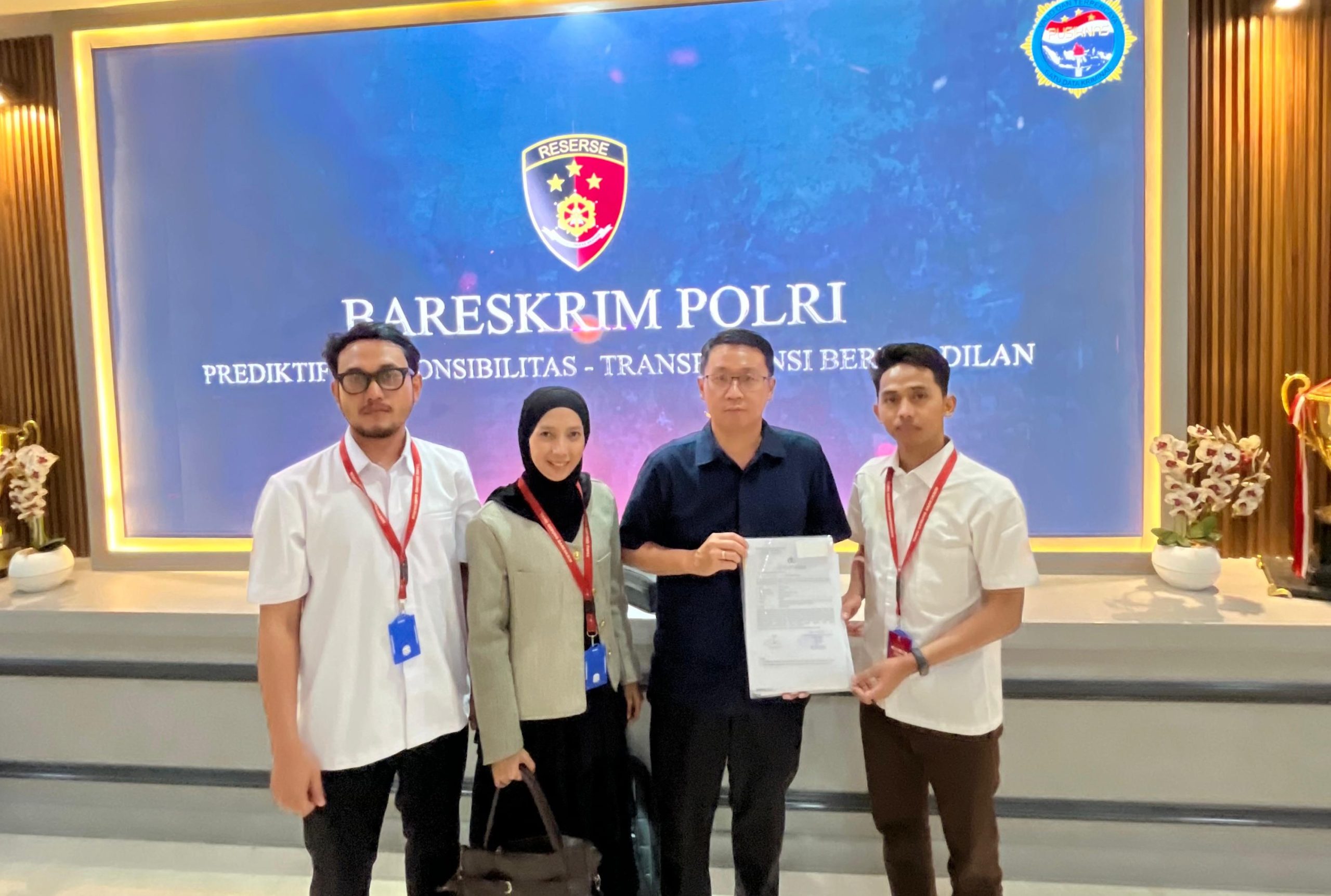 Pelapor Tony Kosasih didampingi Kuasa Hukum dari LBH PB PMII saat membuat laporan Polisi di Bareskrim Polri pada Rabu (24/6/2026). (Sumber foto: Serikatnews.com/Kirwan)