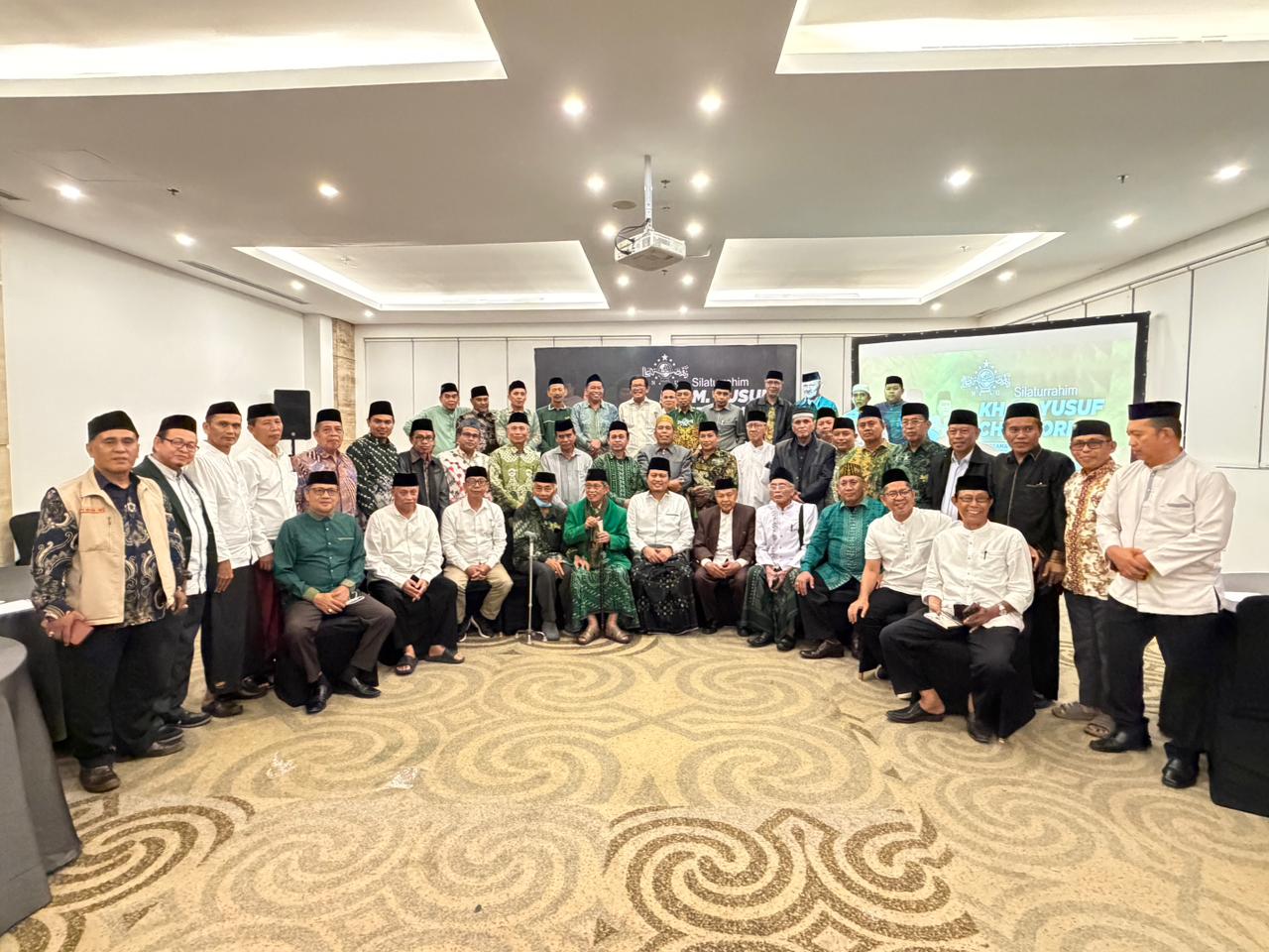 Gus Yusuf Chudlori terus mendapatkan dorongan semangat untuk berkhidmat di PBNU, di sela-sela silaturrahim di Makassar, bersama 26 PCNU se Sulawesi Selatan dan Sulawesi Barat.