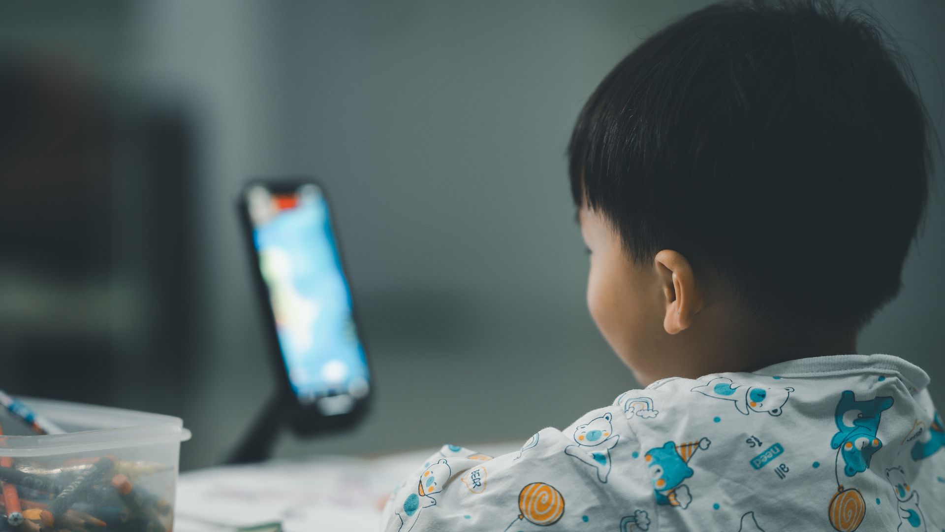 Seorang anak menikmati tontonan melalui platform digital. (Foto: Net)