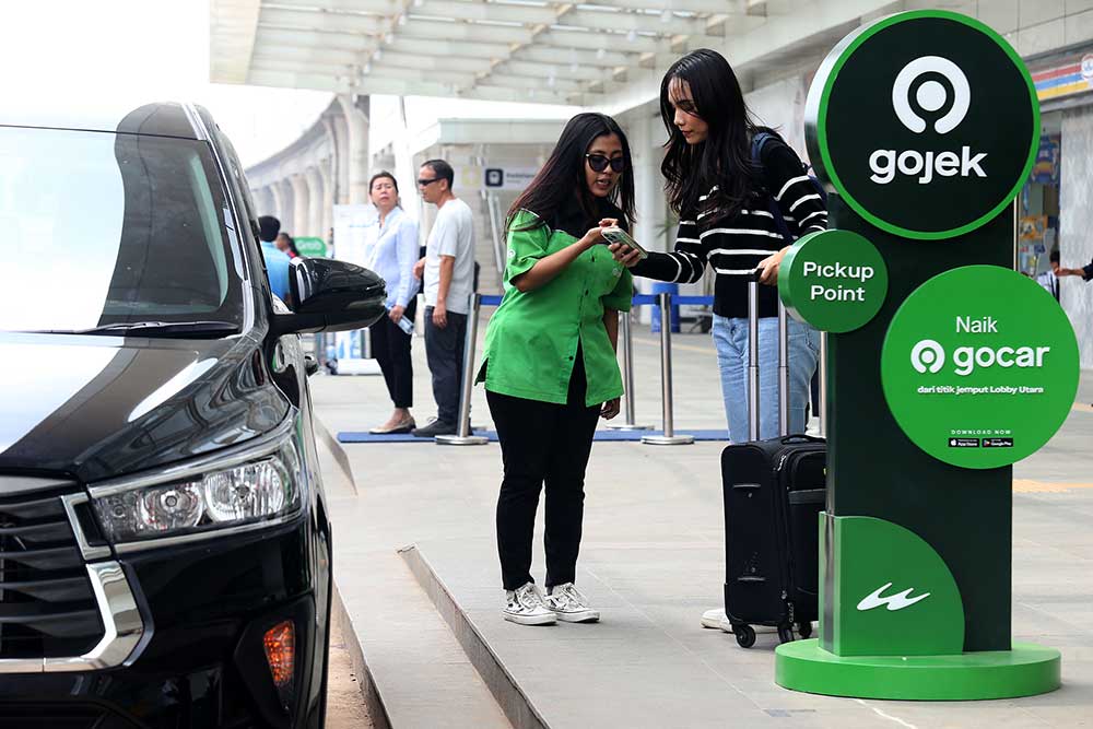 Penumpang sedang memesan layanan GoCar. (Foto: Bisnis)