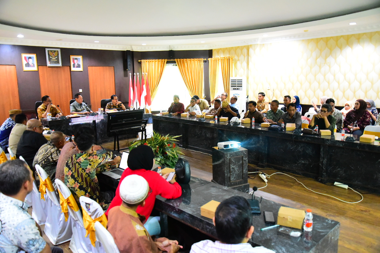 Audiensi bersama pelaku usaha, petani, dan distributor komoditas strategis yang dipimpin Gubernur Gusnar Ismail di Ruang Huyula Gubernuran, Jumat (26/6/2026). (Foto: InfoPublik)