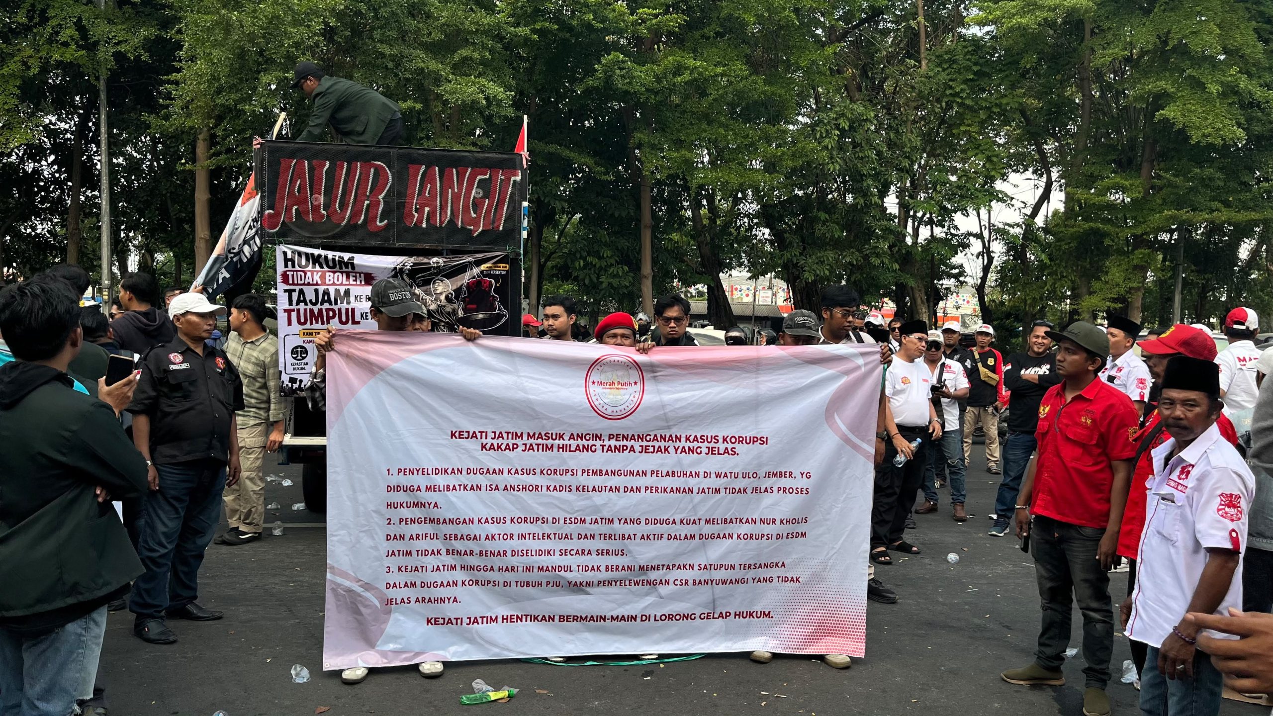 Badan Eksekutif Mahasiswa Nusantara (BEMNUS) dan Solidaritas Pemuda Mahasiswa Merah Putih (SPM-MP) menggelar aksi unjuk rasa di depan Kantor Kejaksaan Tinggi (Kejati) Jawa Timur, Selasa (21/7/2026). (Foto: Serikat News)