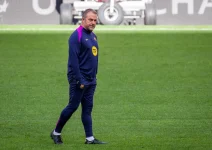 Barcelona Berburu Bek Tengah Baru, Hansi Flick Utamakan Sosok Pemimpin Matang