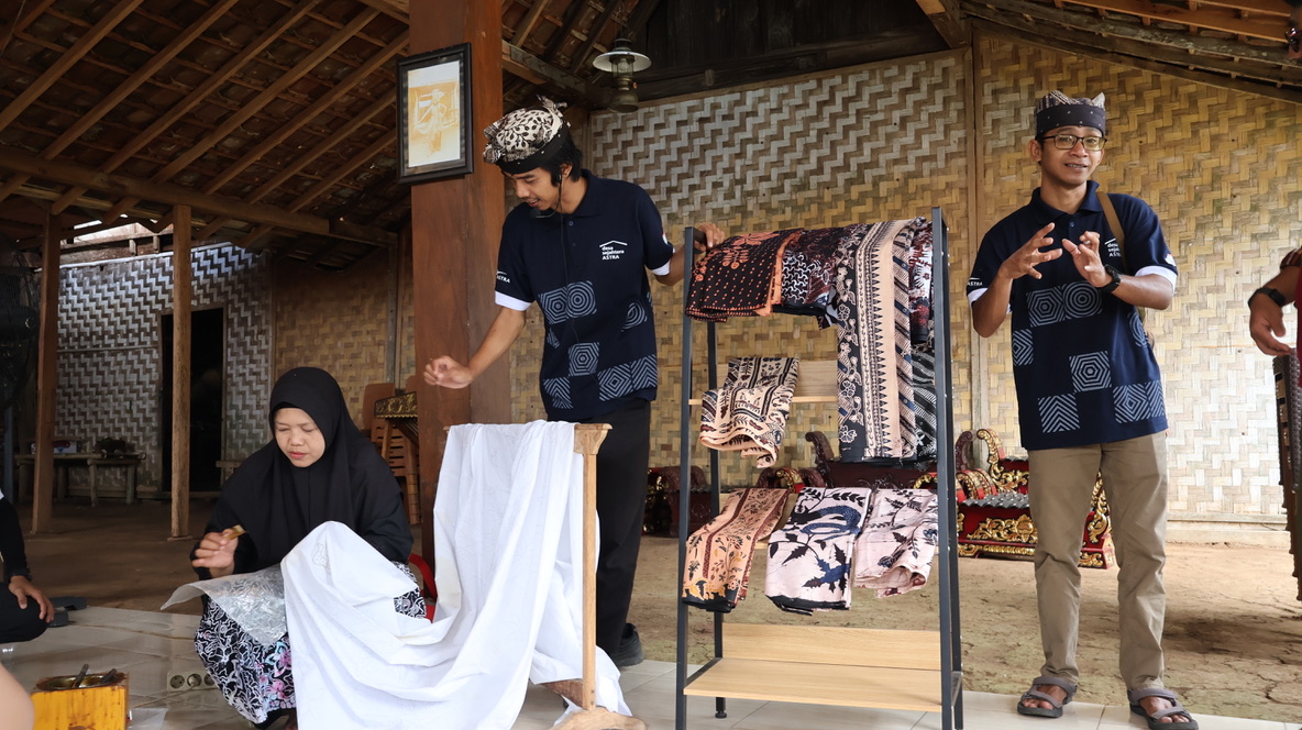 Penggerak Desa Sejahtera Astra Kemiren Mohammad Edy Saputro (tengah) bersama warga setempat yang menjadi pelaku usaha lokal di bidang membatik. (Foto: Astra) 