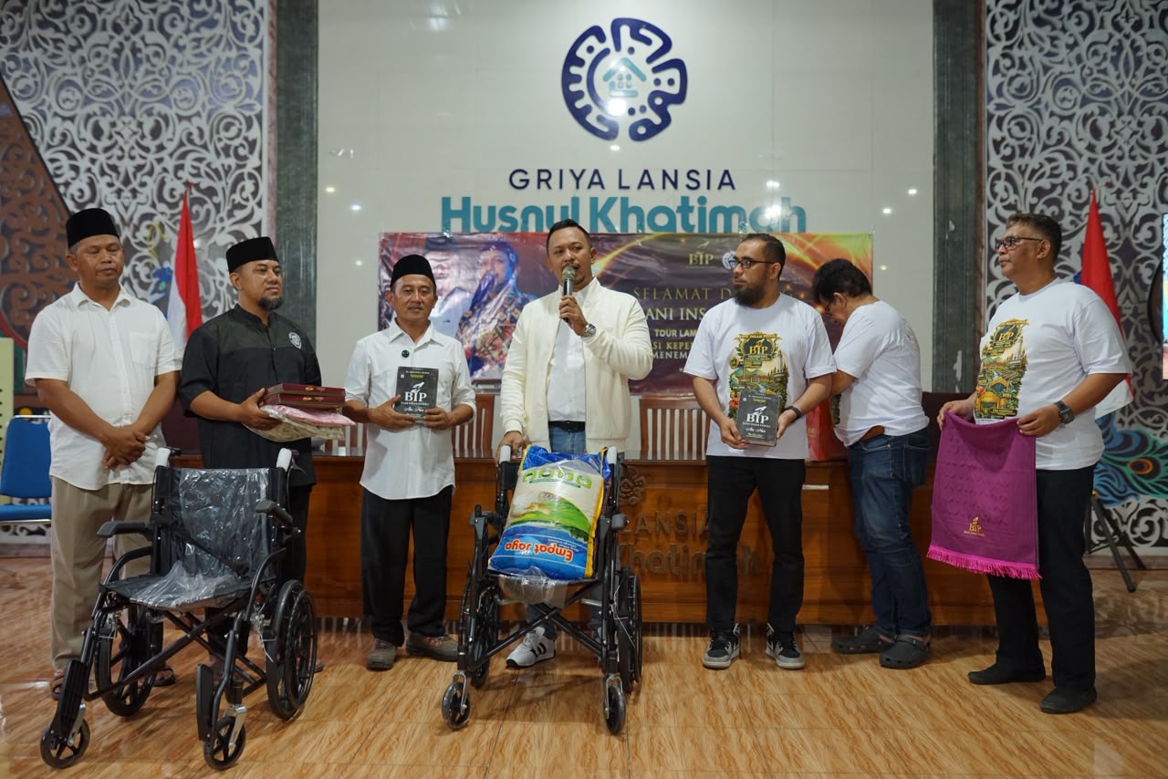 Founder Yayasan Bani Insan Peduli (BIP), Ali Zainal Abidin, menyalurkan bantuan sosial untuk Griya Lansia Husnul Khotimah. (Foto: Istimewa) 