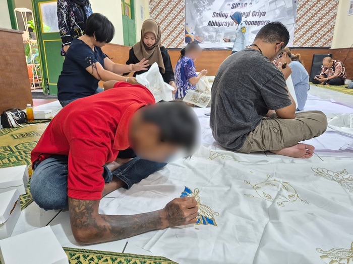 Bapas menggandeng Lembaga Pelatihan Kerja (LPK) Arimbi menyelenggarakan pelatihan membatik bagi 14 klien pemasyarakatan di Griya Abhipraya Purbonegoro, Kamis (16/7/2026). (Foto: Bapas Yogyakarta) 