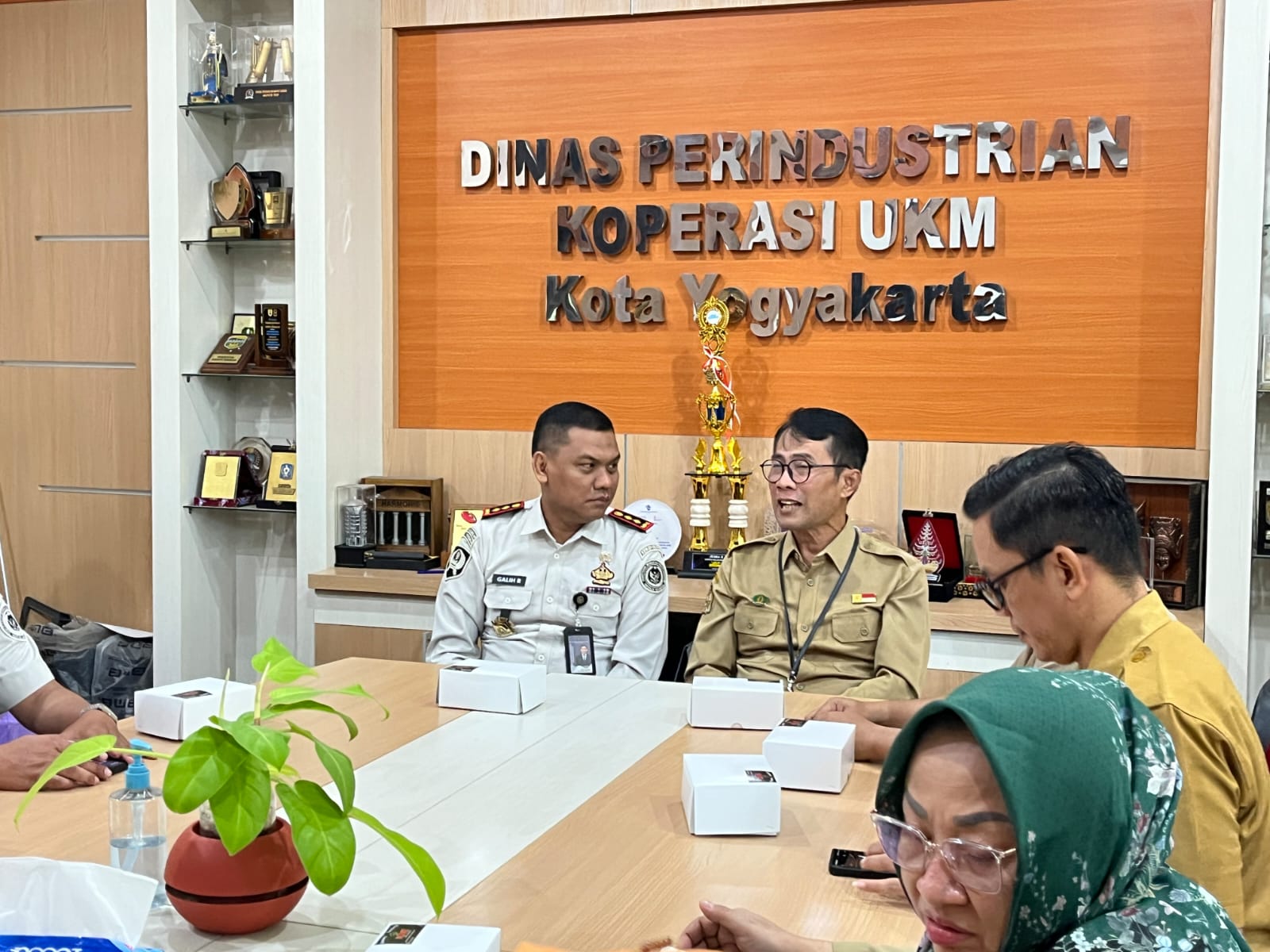 Kepala Bapas Kelas I Yogyakarta Galih Rakasiwi bersama jajaran DPKUKM Kota Yogyakarta usai menandatangani perjanjian kerja sama pelaksanaan pidana kerja sosial di Kantor DPKUKM Kota Yogyakarta, Senin (27/7/2026). Kolaborasi ini mendukung pembinaan, pemberdayaan, dan reintegrasi sosial klien pemasyarakatan. (Foto: Istimewa) 