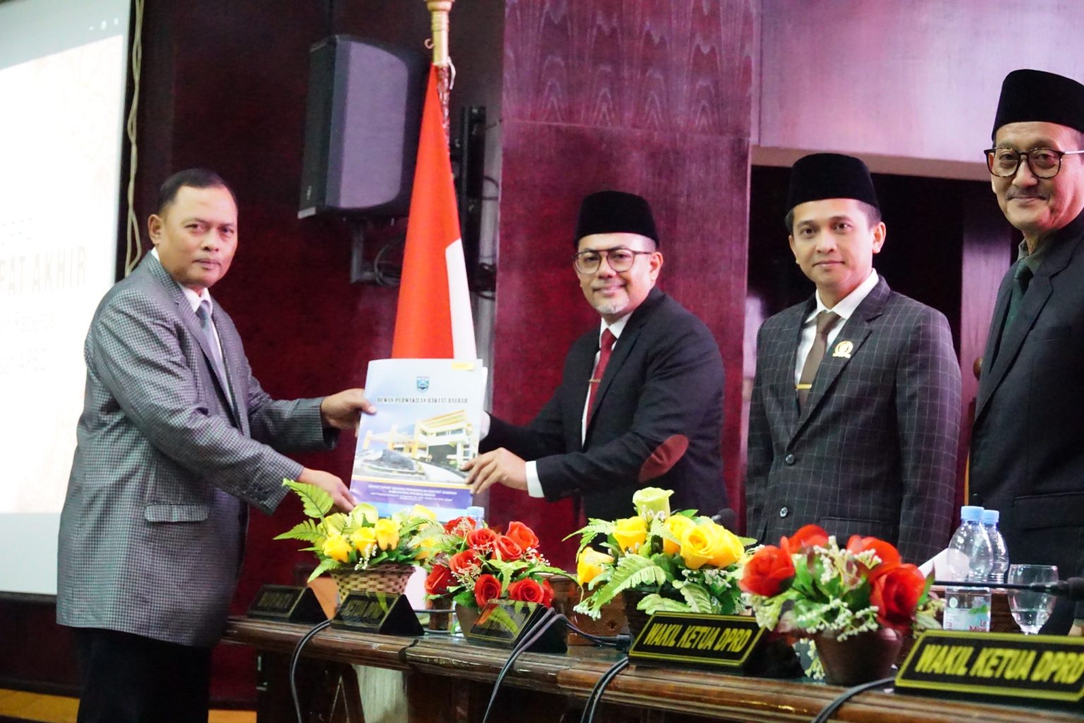 LPJ Pelaksanaan APBD 2025 Disetujui, Bupati Probolinggo Apresiasi DPRD yang Kawal Raperda
