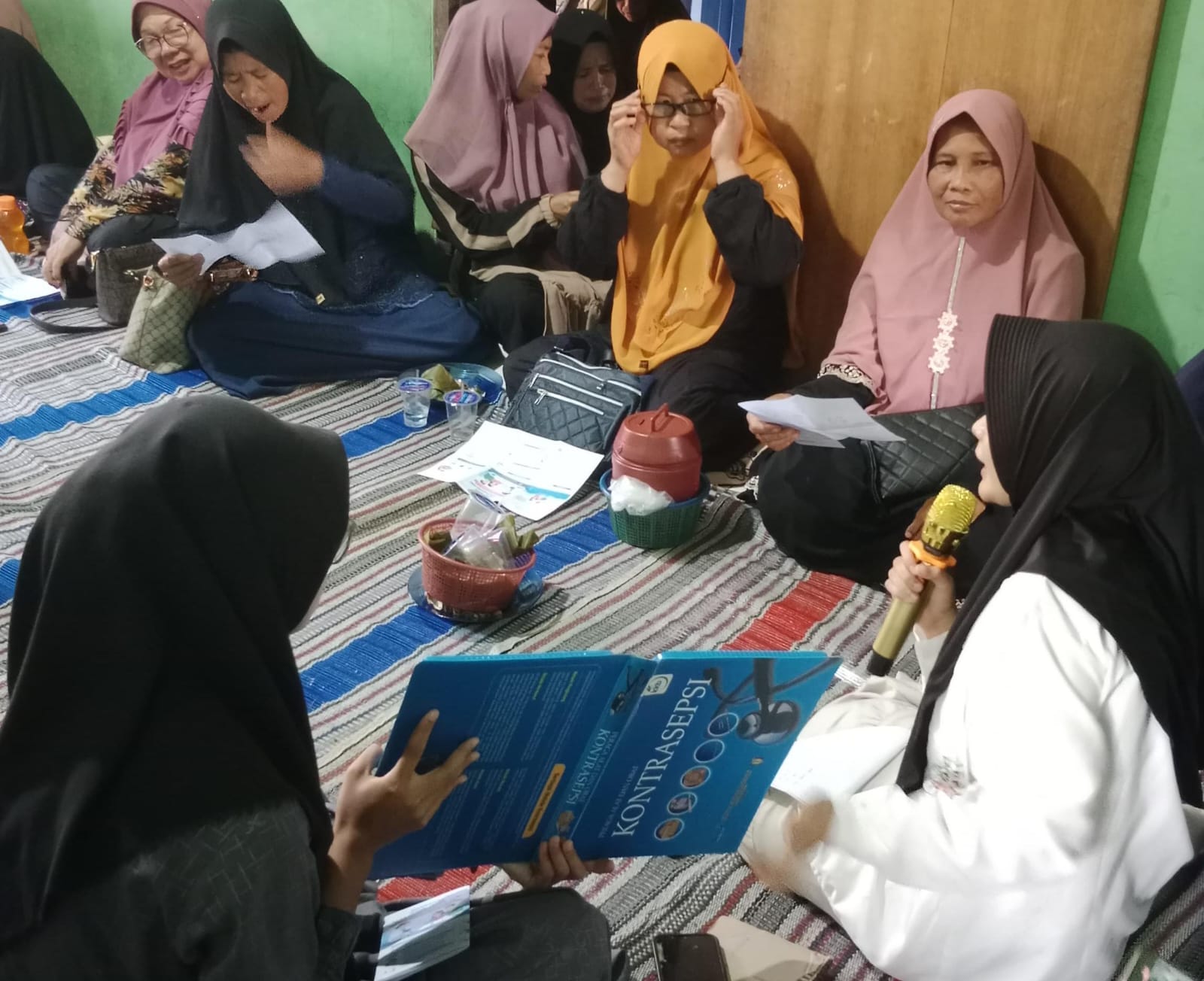 Pemaparan literasi kontrasepsi WUS melalui edukasi inovatif berbasis QR code oleh mahasiswa Universitas Aisyah Pringsewu. (Foto: Istimewa)