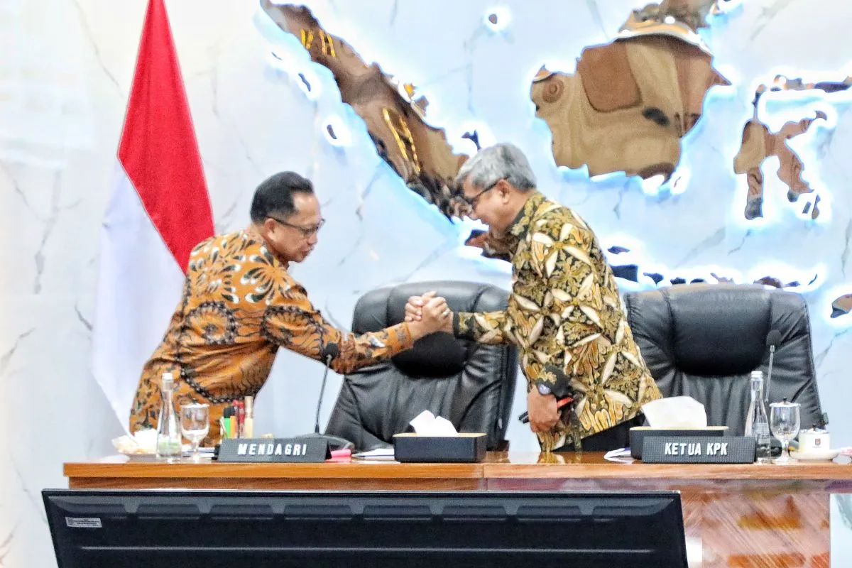 Menteri Dalam Negeri Tito Karnavian dan Ketua Komisi Pemberantasan Korupsi Setyo Budiyanto sebelum dalam konferensi pers di Kantor Kementerian Dalam Negeri, Jakarta, Jumat (24/7/2026). (Foto: Antara)