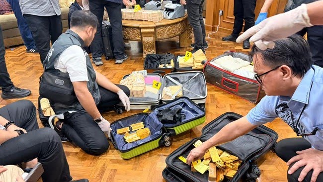 Penggeledahan terkait kasus korupsi PLN, ASABRI, dan Krakatau Steel di salah rumah di Sentul, Bogor. (Foto: Istimewa)