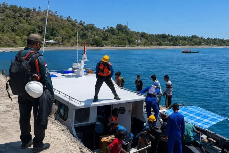 Petugas PLN menyeberang menuju Pulau Palue, Kabupaten Sikka, Nusa Tenggara Timur, untuk melakukan pemulihan kelistrikan pascagempa yang mengguncang Flores pada Sabtu (15/8/2026). (Foto: PLN) 