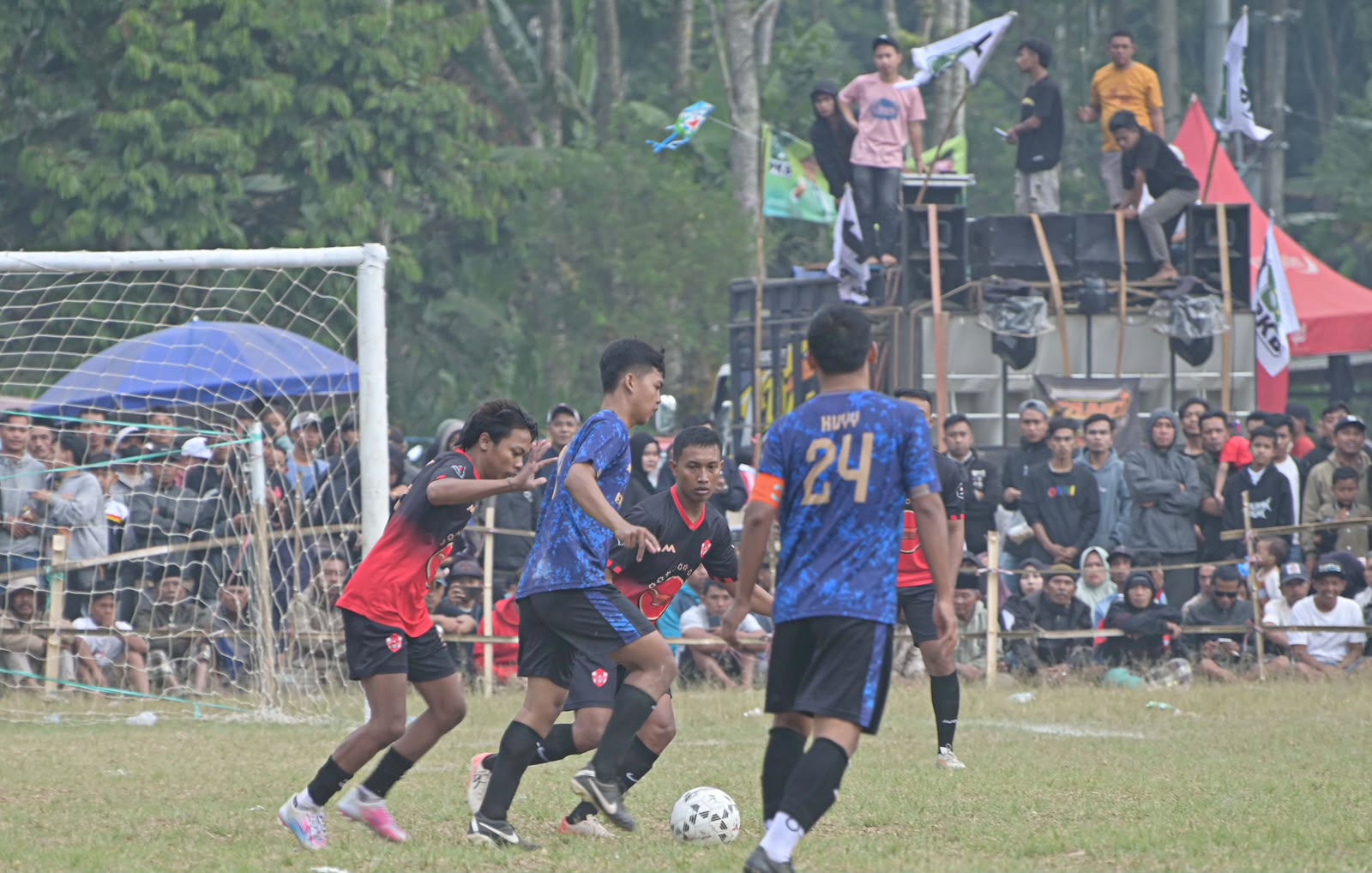 Kertosuko FC (biru) sukses meraih gelar juara Turnamen Garda Bangsa Cup 2026 setelah bikin Gending Mas (hitam merah) tak berkutik di final Garda Bangsa Cup. (Foto: Serikat-News)