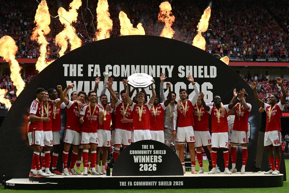 Arsenal mengangkat trofi FA Community Shield usai mengalahkan Manchester City di Stadion Principality, di Cardiff, Wales selatan pada 16 Agustus 2026. (Foto: AFP)