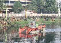 Gotong Royong Bersihkan Bantaran Sungai Jakarta Sambut Kemerdekaan