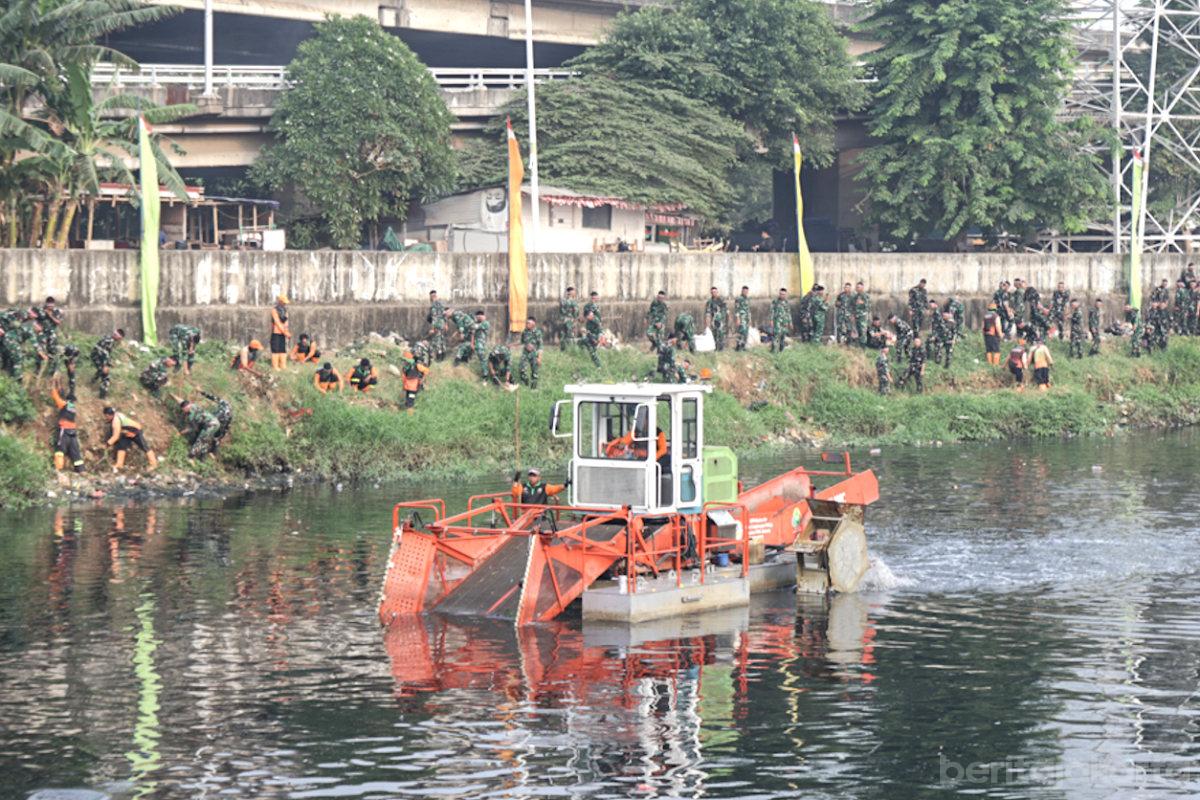 Sebanyak 1.174 petugas gabungan dari unsur TNI, Kepolisian dan jajaran Pemerintah Provinsi DKI Jakarta bersama masyarakat melakukan aksi pembersihan sungai dan bantaran Kanal Banjir Barat, Kelurahan Pejagalan, Penjaringan, Jakarta Utara, Sabtu, 15 Agustus 2026. (Foto: Berita Jakarta) 