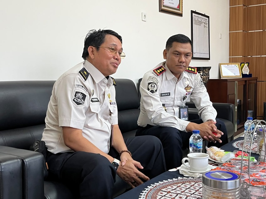 Kaprodi Bimbingan Kemasyarakatan Poltekpin, Muhammad Ali Equotora (kiri), berdiskusi dengan Kepala Bapas Kelas I Yogyakarta, Galih Rakasiwi, saat kunjungan koordinasi di Bapas Yogyakarta, Kamis (6/8/2026). (Foto: Bapas Yogyakarta) 