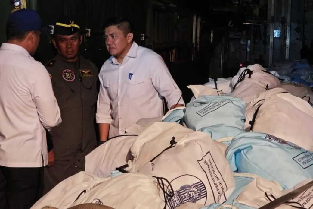 Sekretaris Kabinet Teddy Indra Wijaya mengatakan lima pesawat dengan membawa total 65 ton bantuan kembali diberangkatkan dari Pangkalan TNI AU Halim Perdanakusuma, Jakarta. (Foto: Istimewa) 