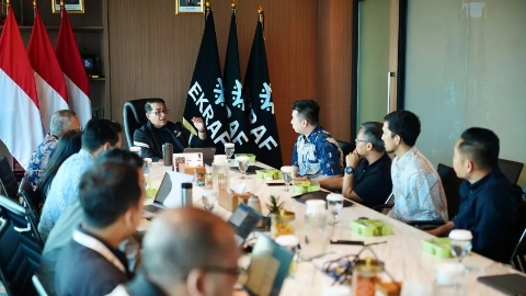 Menteri Ekonomi Kreatif/Kepala Badan Ekonomi Kreatif (Ekraf), Teuku Riefky Harsya berdialog dengan CEO KreasiKita, Ivan Handryks Sitanaya saat menerima audiensi PT Inovasi Solusi Cerdas (KreasiKita) di Kantor Kementerian Ekonomi Kreatif, Jakarta, Kamis (13/08/2026). (Foto: Antara) 