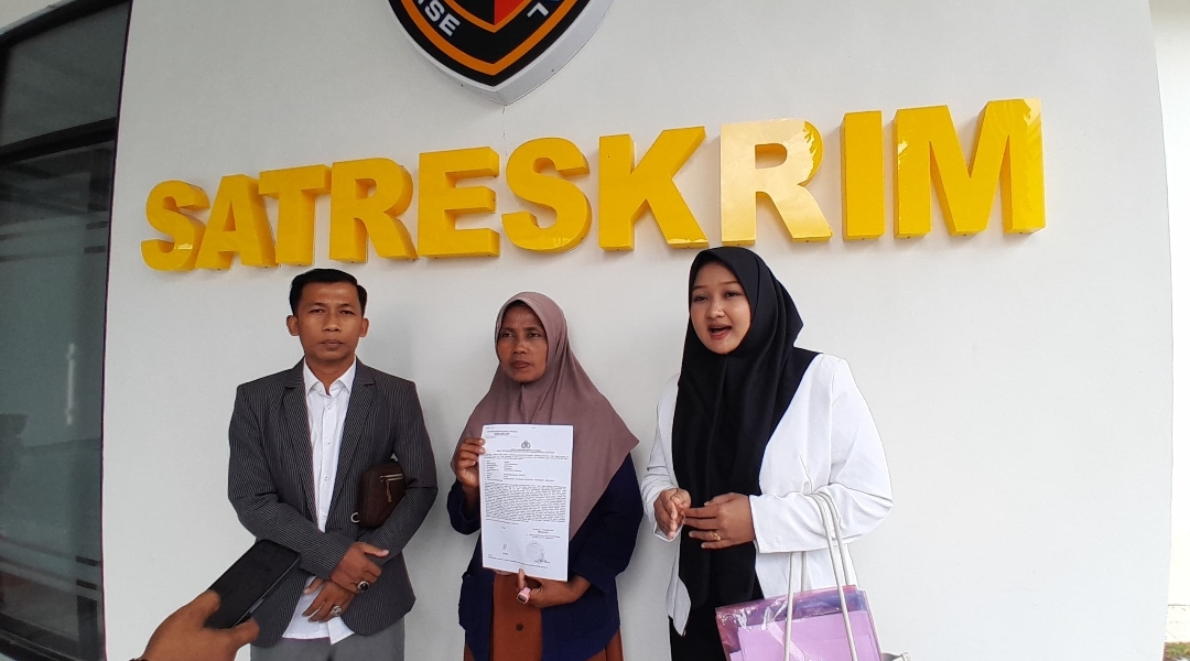 Hanah (Tengah) didampingi penasihat hukum Angelia Dwi Oktavia, melaporkan kejadian tersebut ke Polres Pamekasan. (Foto: Istimewa) 